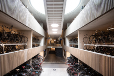 910543 Afbeelding van de pas geopende fietsenstalling onder het Stationsplein te Utrecht.